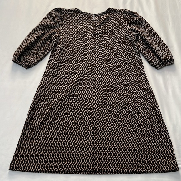 LOFT Outlet Black/Tan Printed Shift Dress - Picture 2 of 4